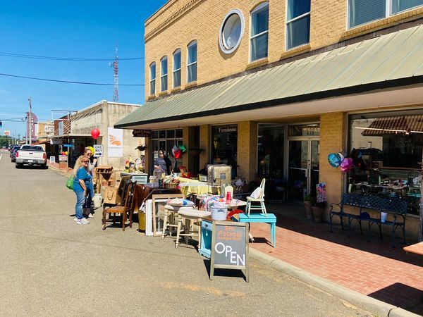 Sale on the Trail vendors in Downtown Nacogdoches